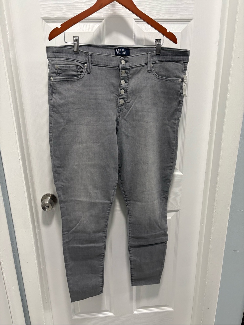 GAP Skinny High-Rise Button-Fly Jeans in Light Gray
